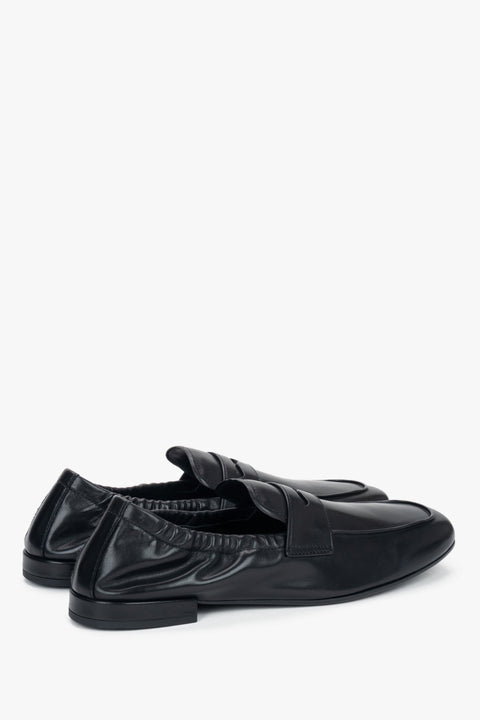 Made of genuine leather with a soft heel counter, black women’s loafers Estro Selection.