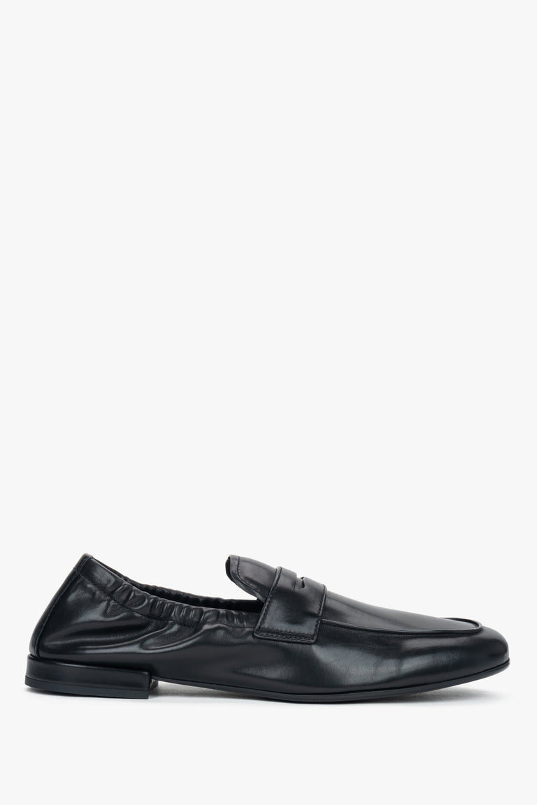Black women’s loafers Estro Selection in genuine leather with a soft heel counter.