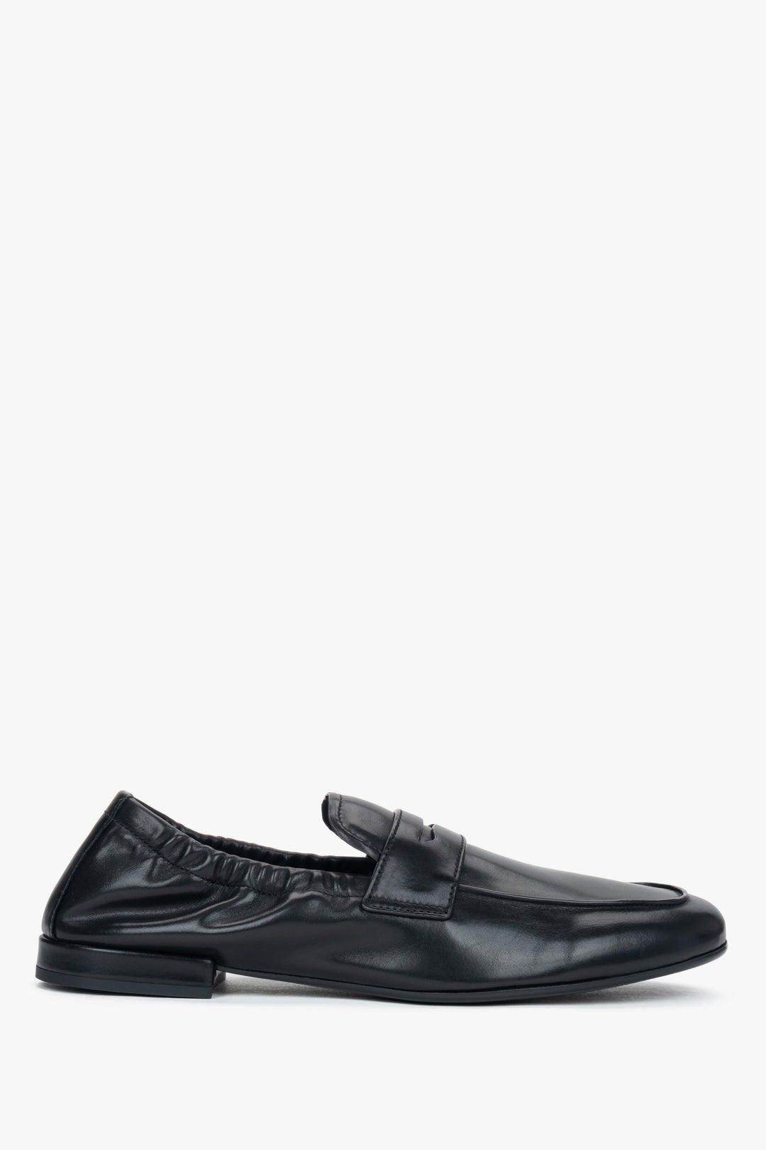 Black women’s loafers Estro Selection in genuine leather with a soft heel counter.