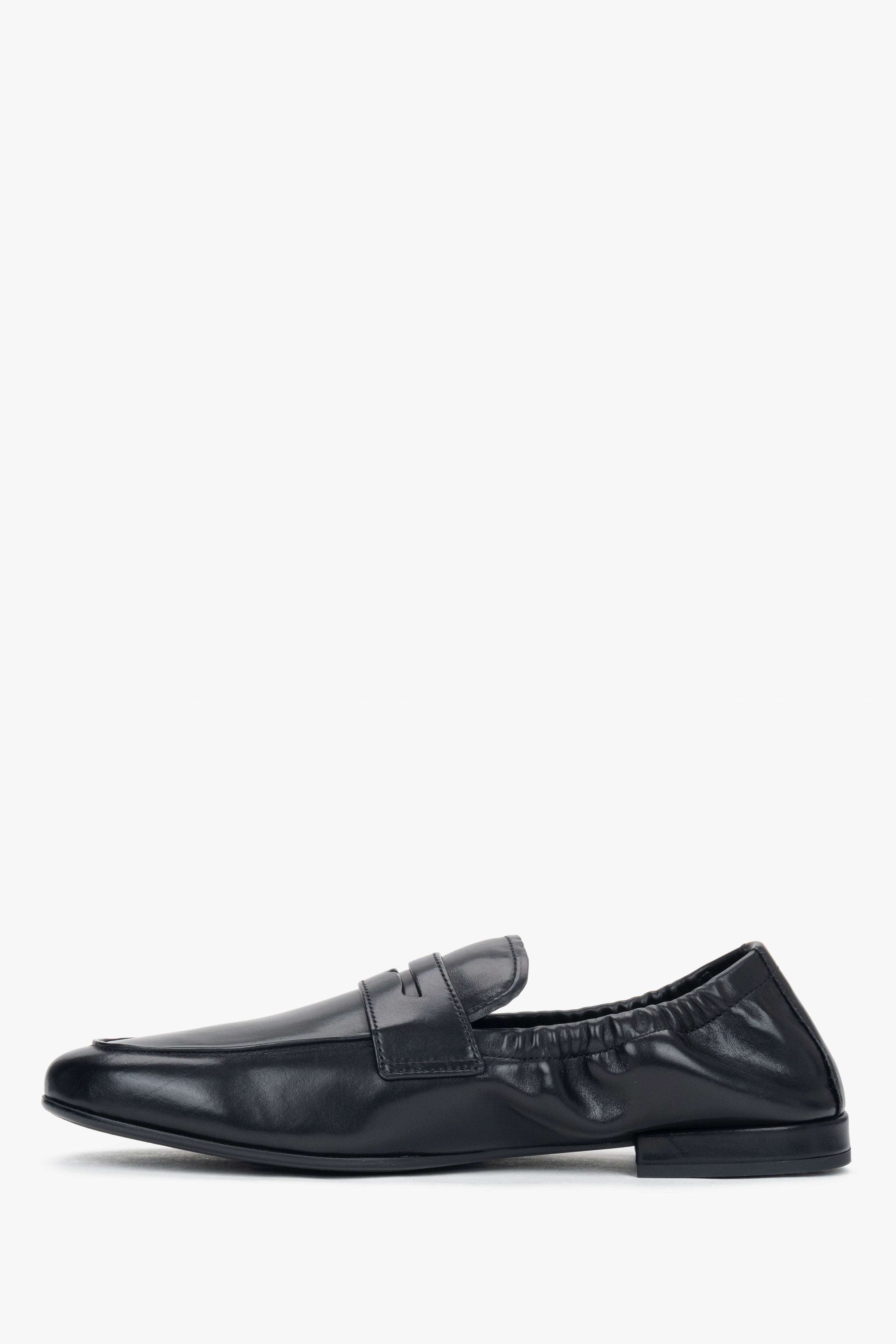 Black women’s loafers in genuine leather with a soft heel counter.