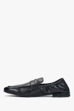 Black women’s loafers in genuine leather with a soft heel counter.