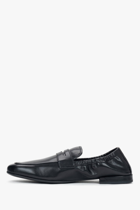Black women’s loafers in genuine leather with a soft heel counter.
