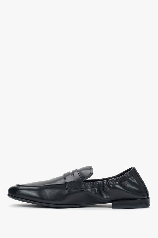 Black women’s loafers in genuine leather with a soft heel counter.