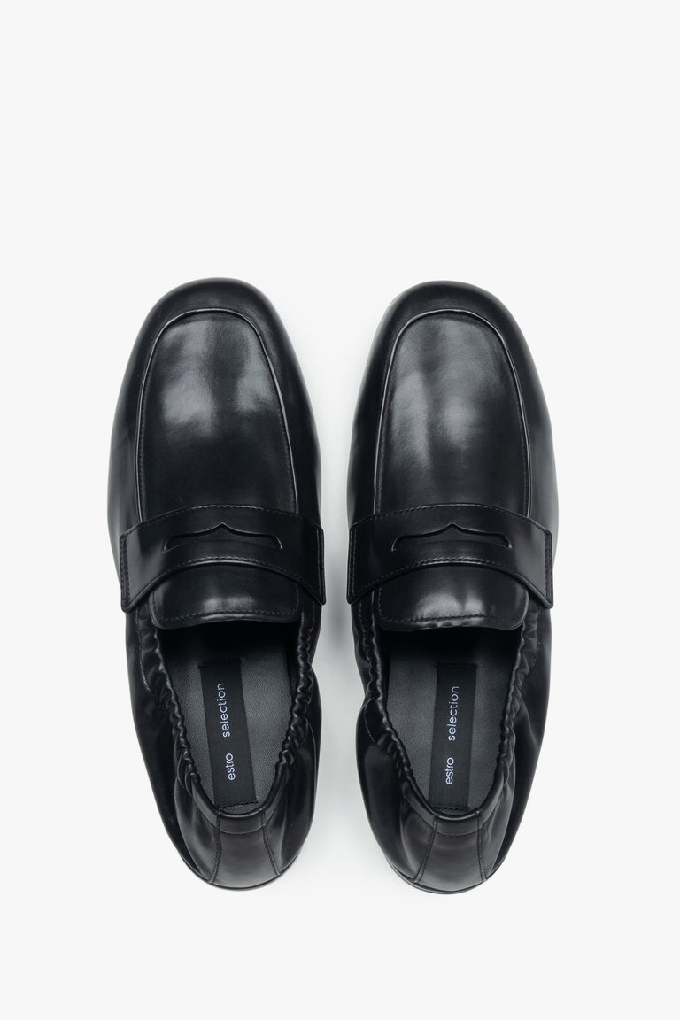 Women’s black loafers in genuine leather with a soft heel counter Estro Selection.