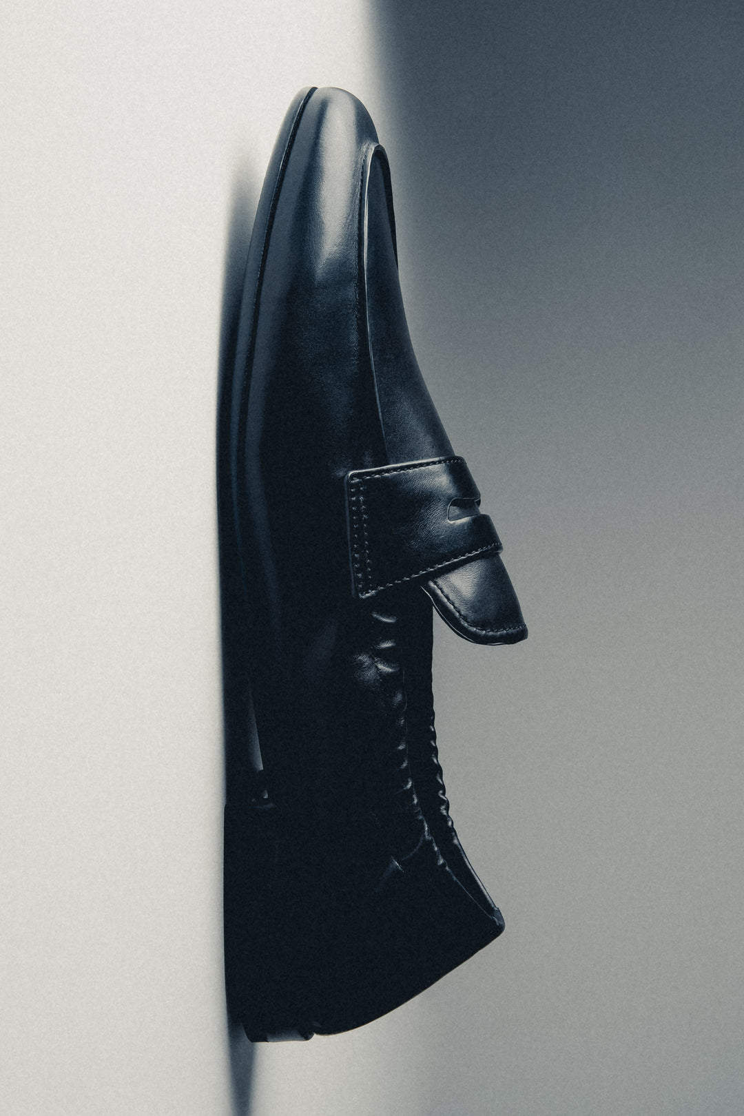 Women’s loafers, black, in genuine leather with a soft heel counter, Estro Selection.
