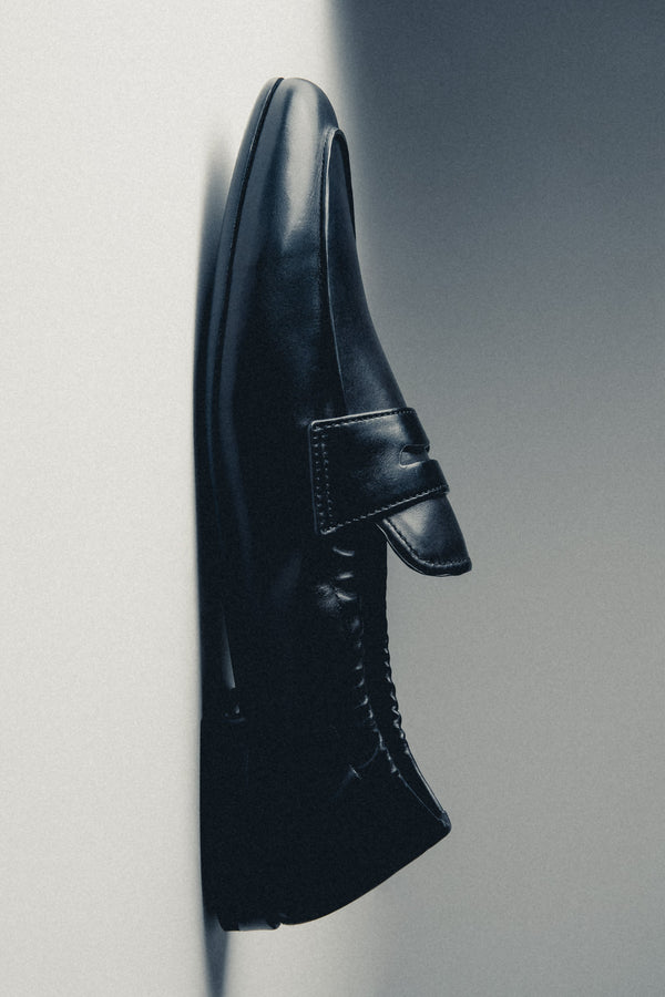 Women’s loafers, black, in genuine leather with a soft heel counter, Estro Selection.