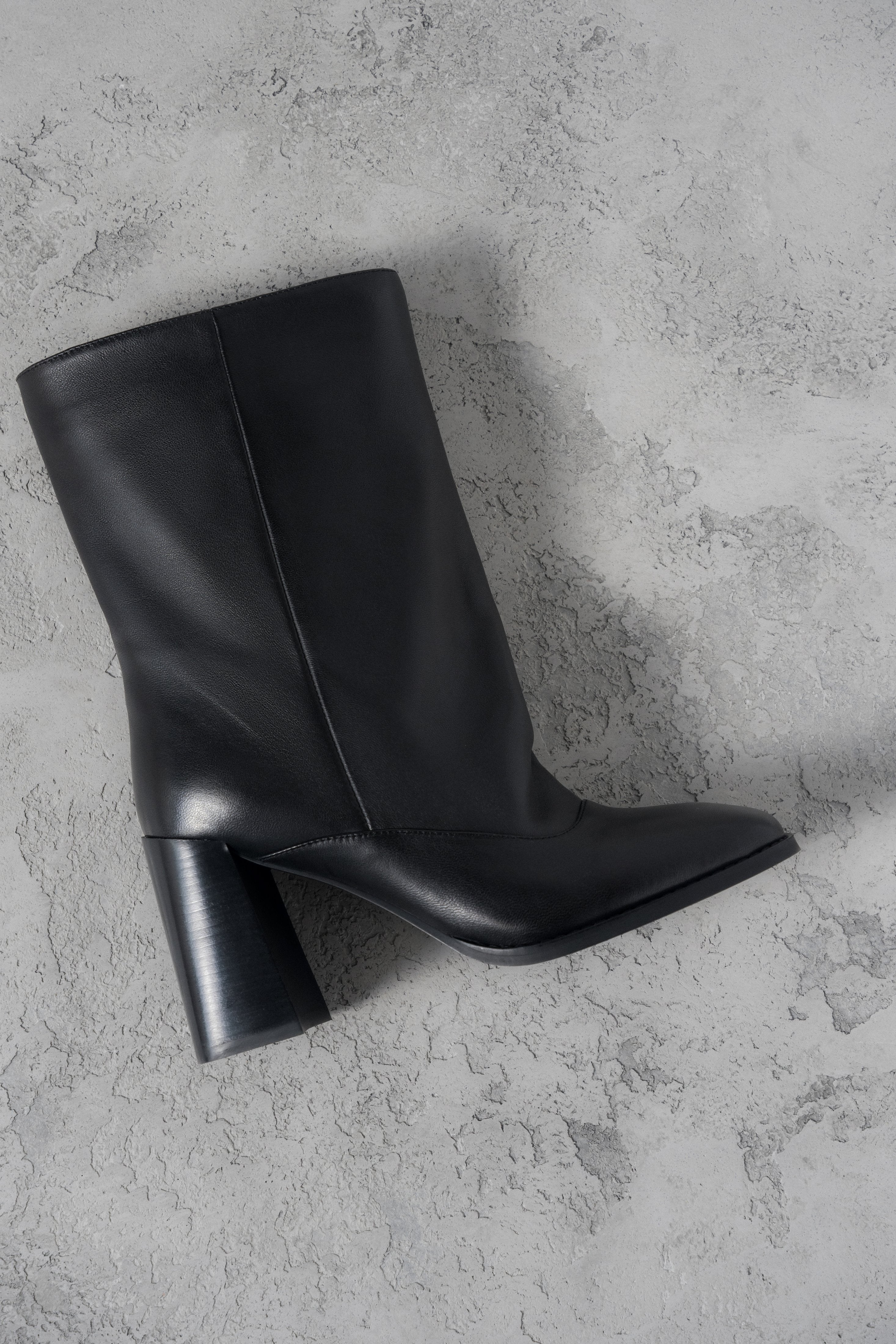 Women’s Black Low Ankle Boots with Loose Shaft made of Genuine Leather Estro ER00118504.
