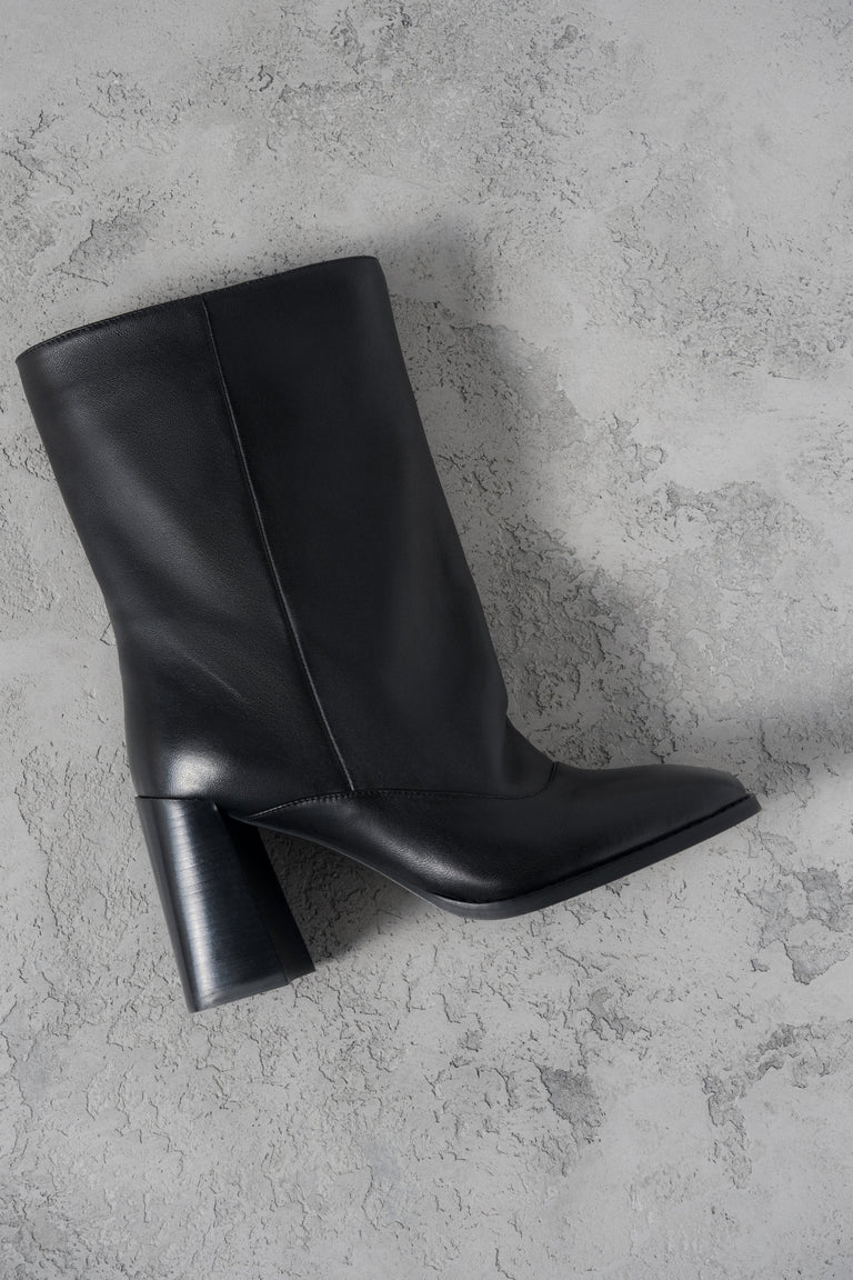 Women’s Black Low Ankle Boots with Loose Shaft made of Genuine Leather Estro ER00118504.