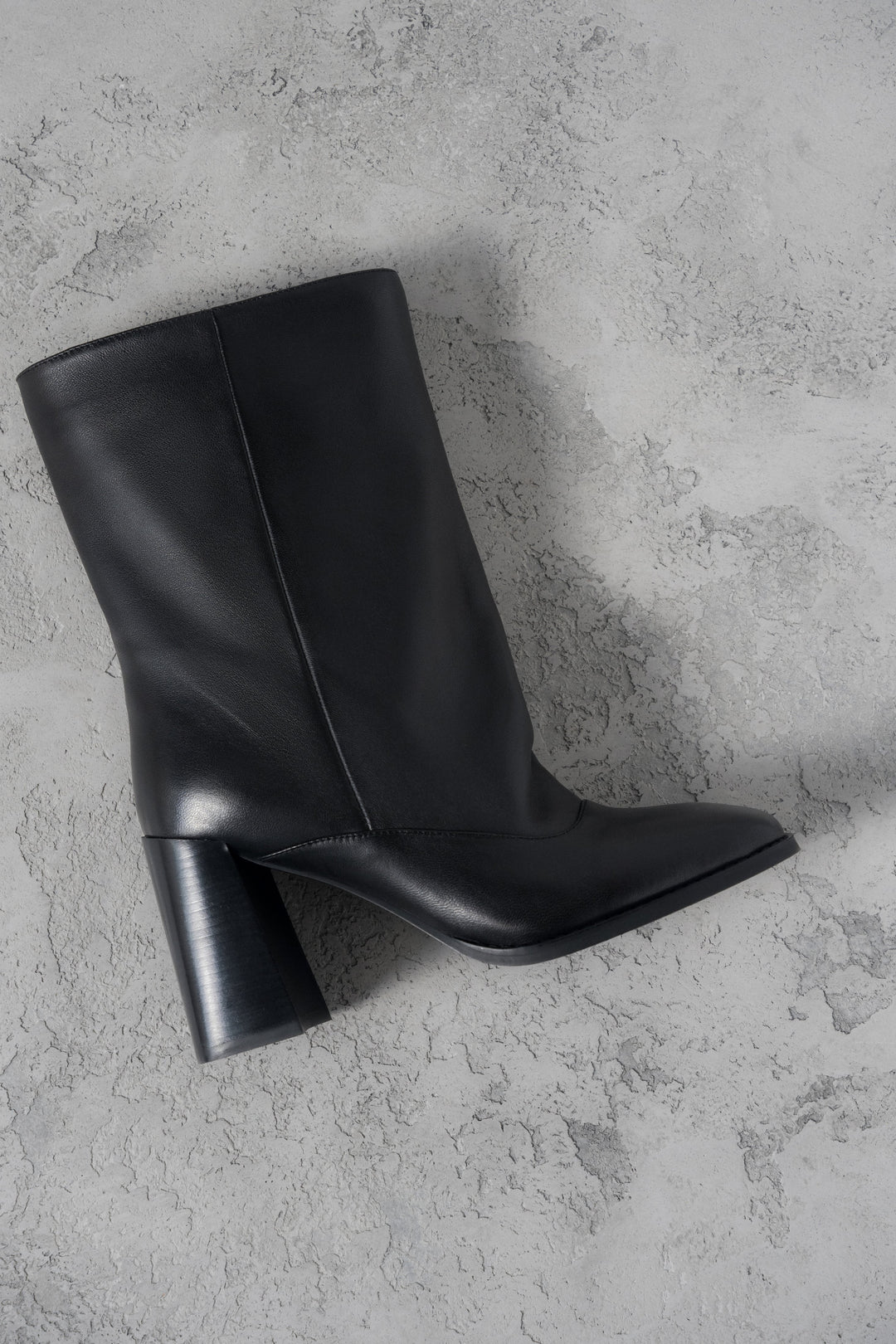 Women’s Black Low Ankle Boots with Loose Shaft made of Genuine Leather Estro ER00118504.