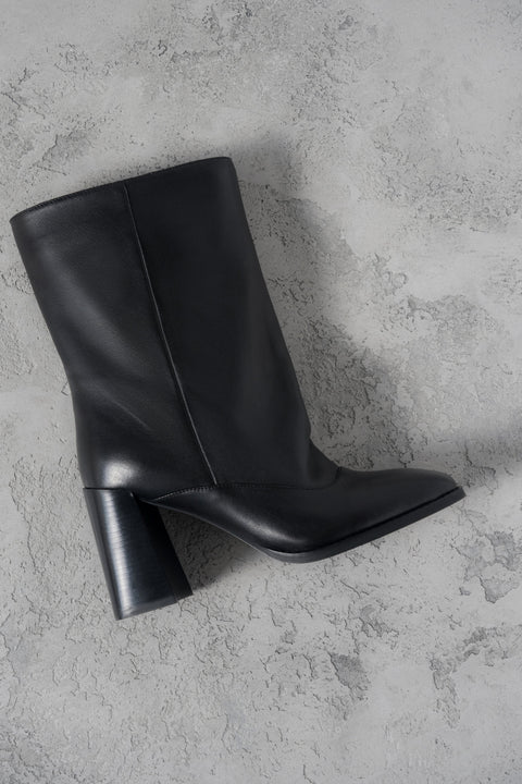 Women’s Black Low Ankle Boots with Loose Shaft made of Genuine Leather Estro ER00118504.