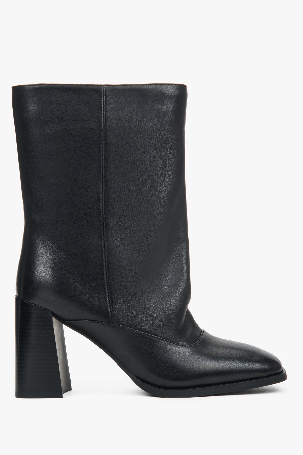 Low black women’s ankle boots with a loose shaft made of natural leather.