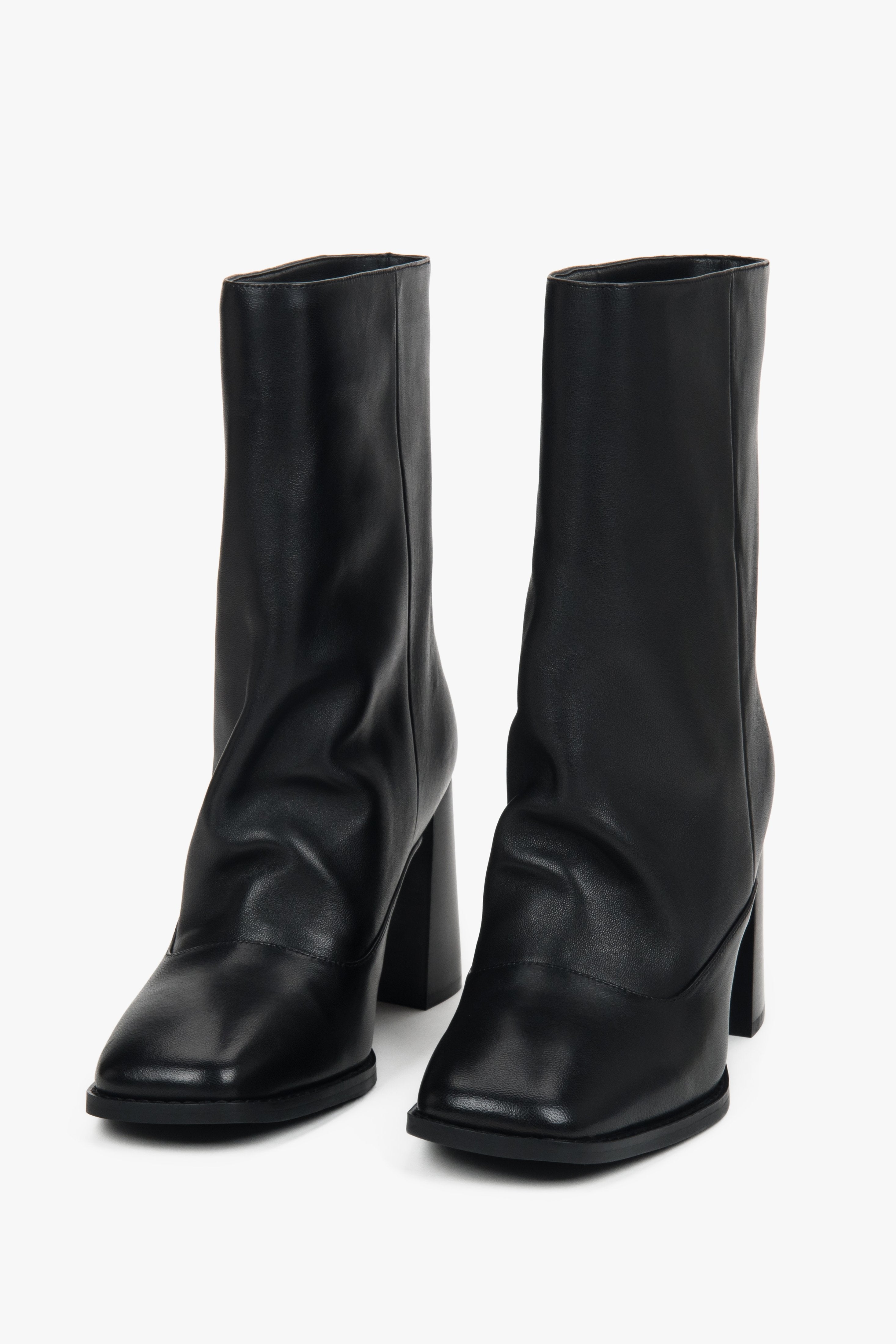 Black low women’s ankle boots Estro with a loose shaft made of natural leather.