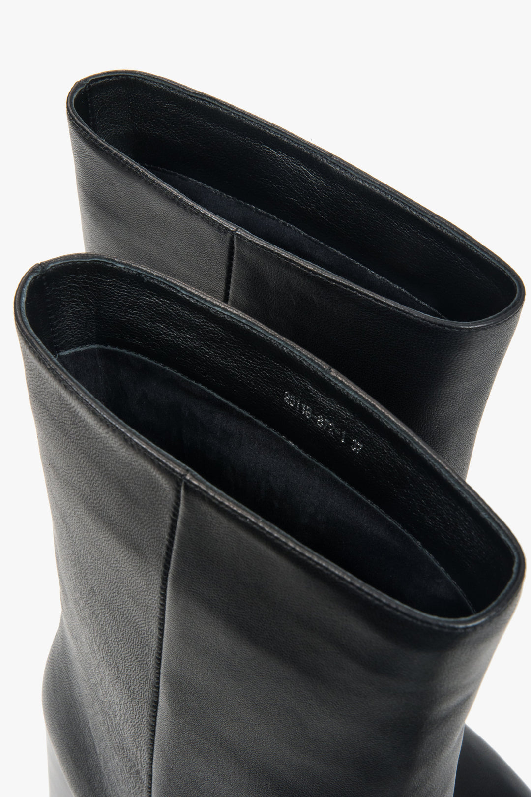 Low black women’s ankle boots with a loose shaft made of natural leather.