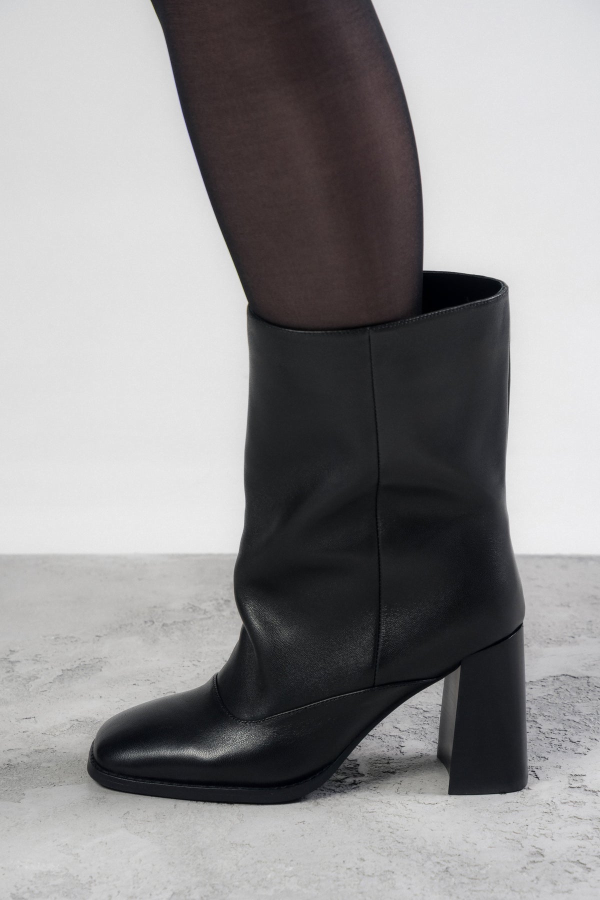 Low black ankle boots with a loose shaft made of natural leather.