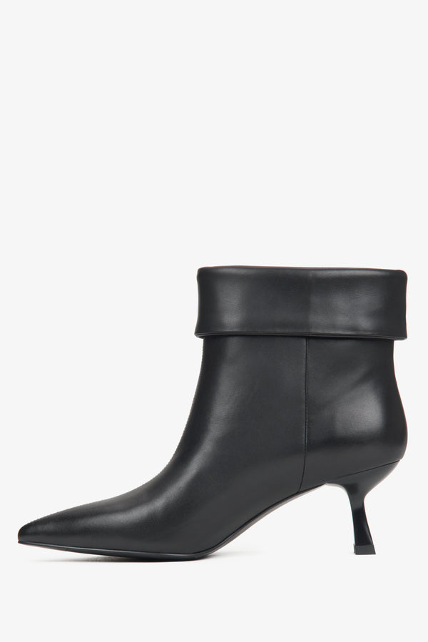 Estro's women's ankle boots in black leather with a stylish low heel - shoe profile.