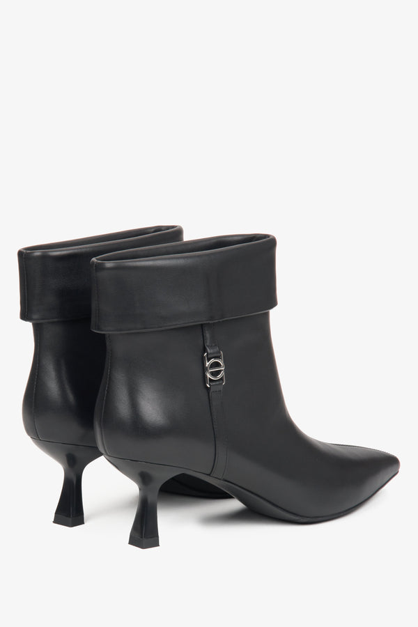 Women's Women's low-heeled black ankle boots in smooth leather, crafted by Estro.