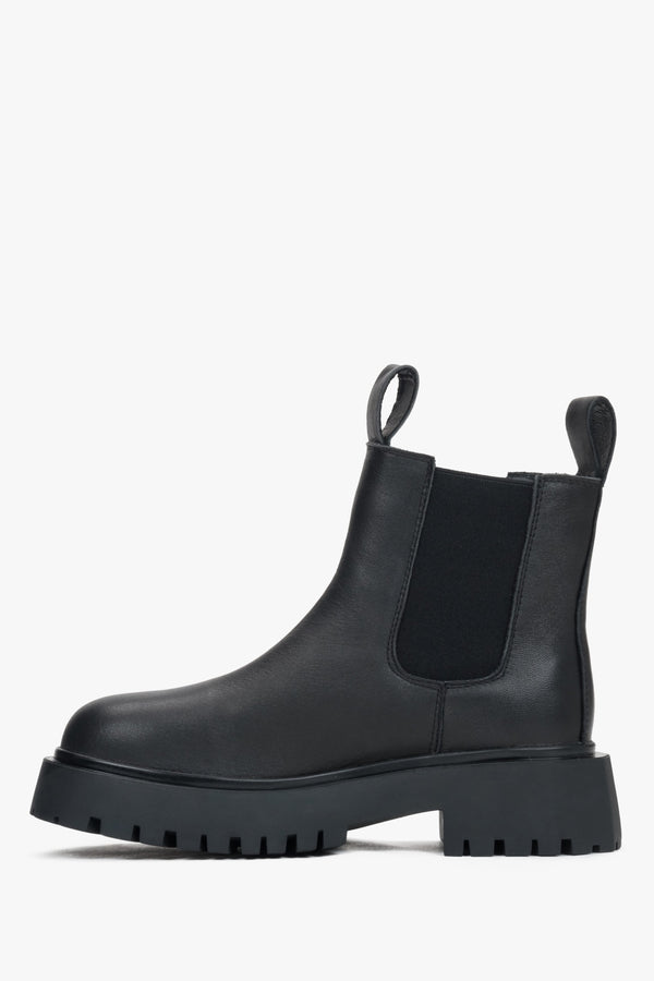 Estro's women's low-top Chelsea boots in black leather, perfect for a sleek look.