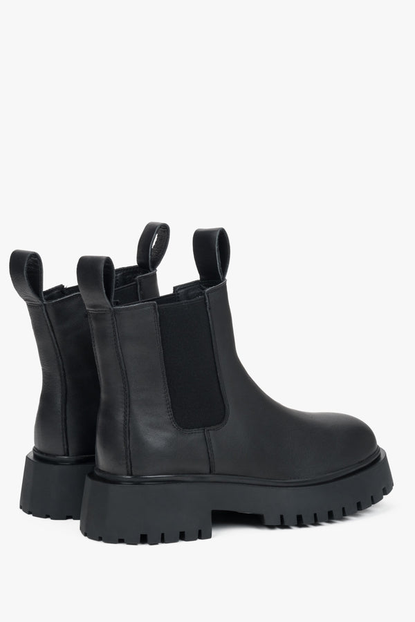 Stylish women's black Chelsea boots in a low-top design, made from leather by Estro.