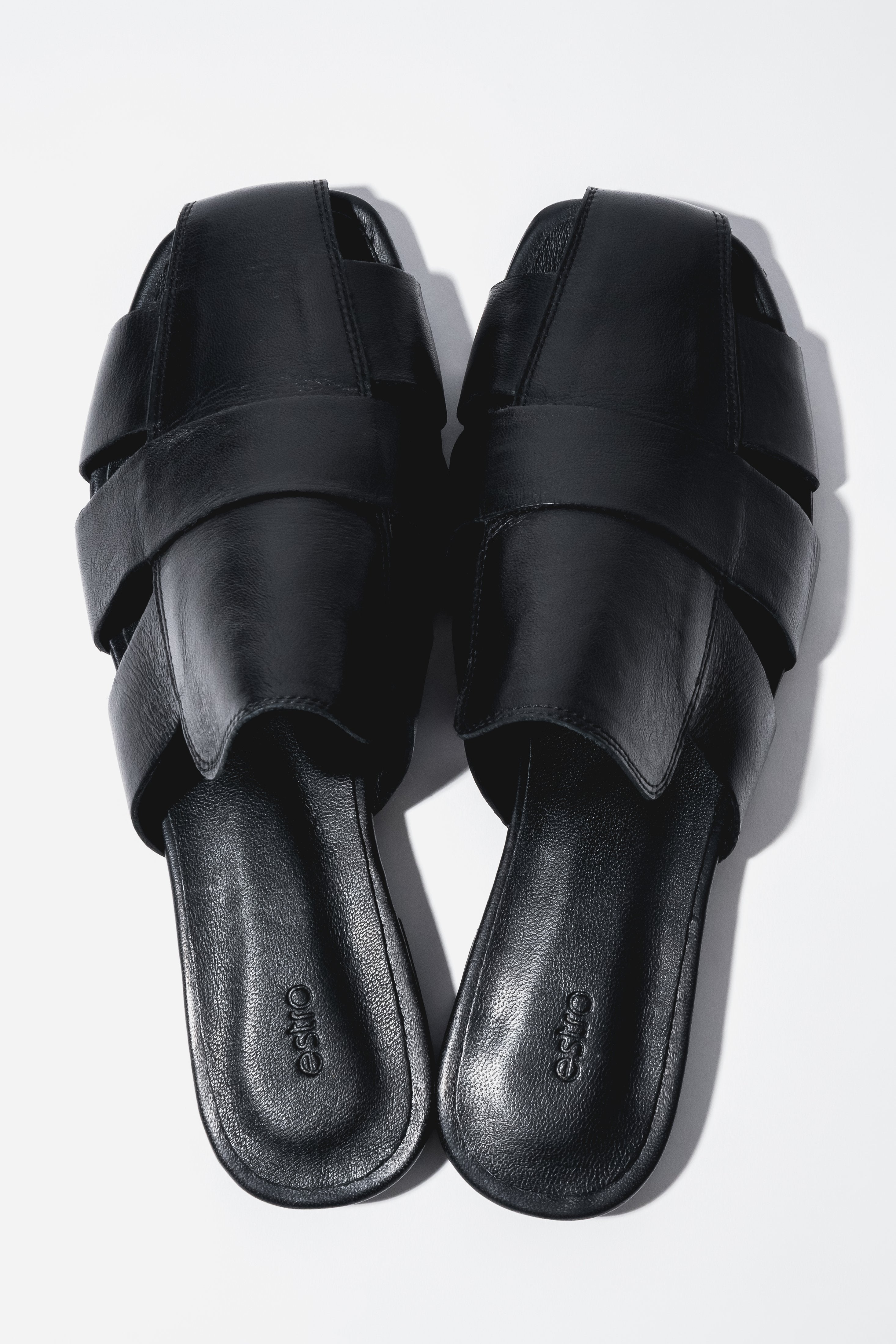 Women’s Black Leather Mule Slides with Woven Upper Estro ER00119648.