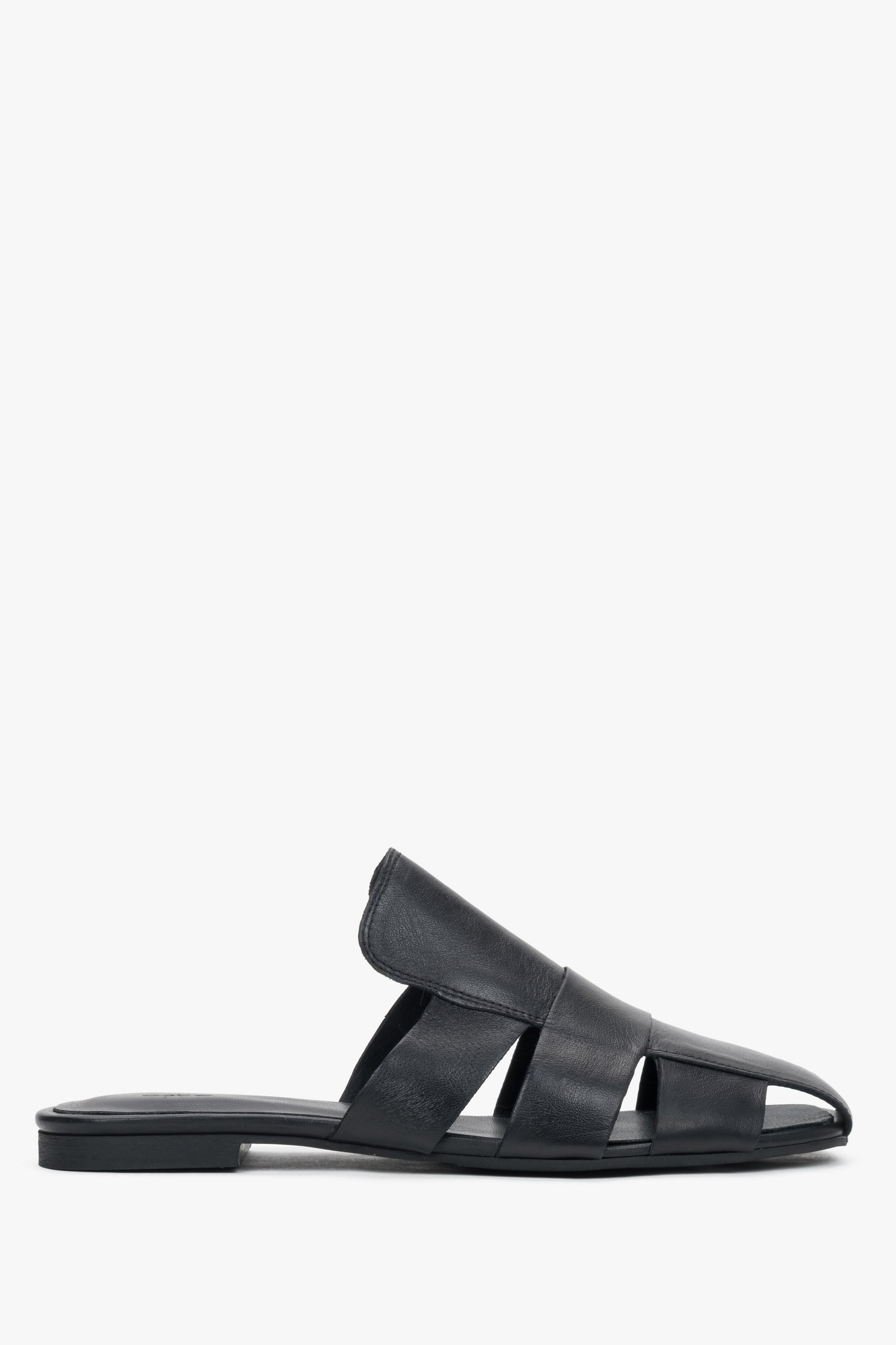 Women's slip-on mules featuring a flat, flexible TPU sole and a perfectly contoured footbed.