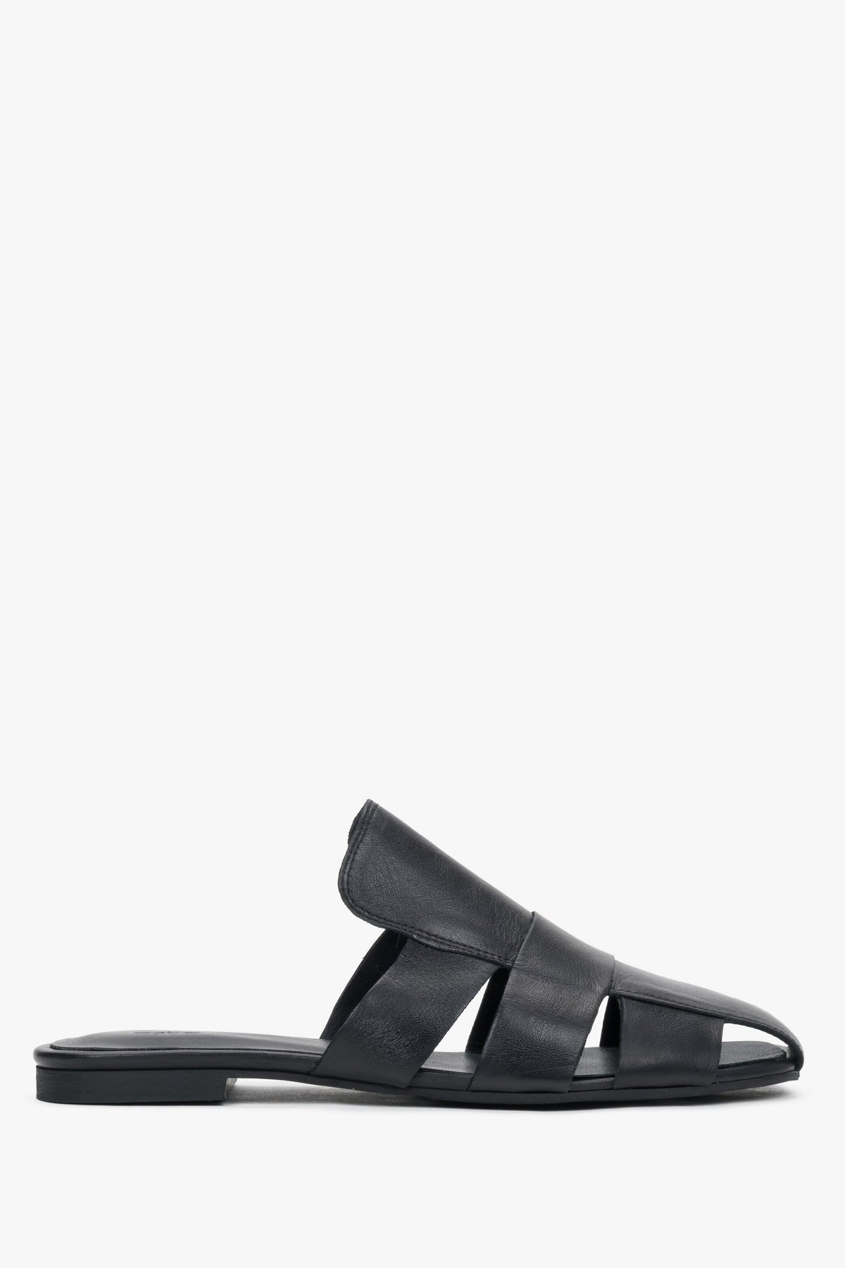 Women's slip-on mules featuring a flat, flexible TPU sole and a perfectly contoured footbed.