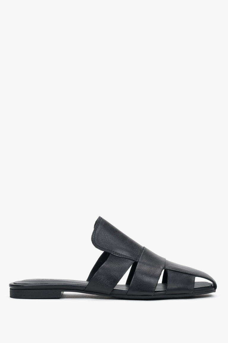 Women's slip-on mules featuring a flat, flexible TPU sole and a perfectly contoured footbed.