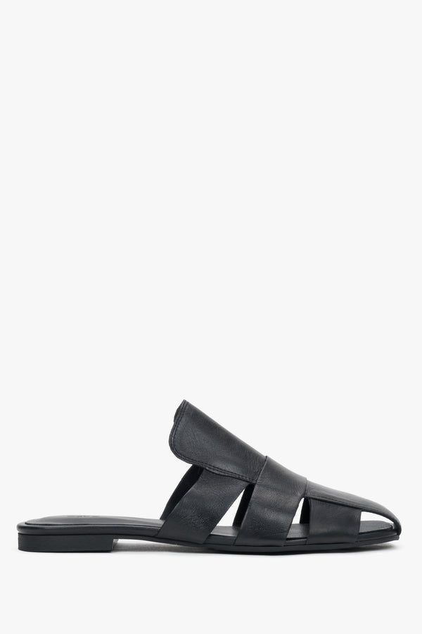 Women's slip-on mules featuring a flat, flexible TPU sole and a perfectly contoured footbed.