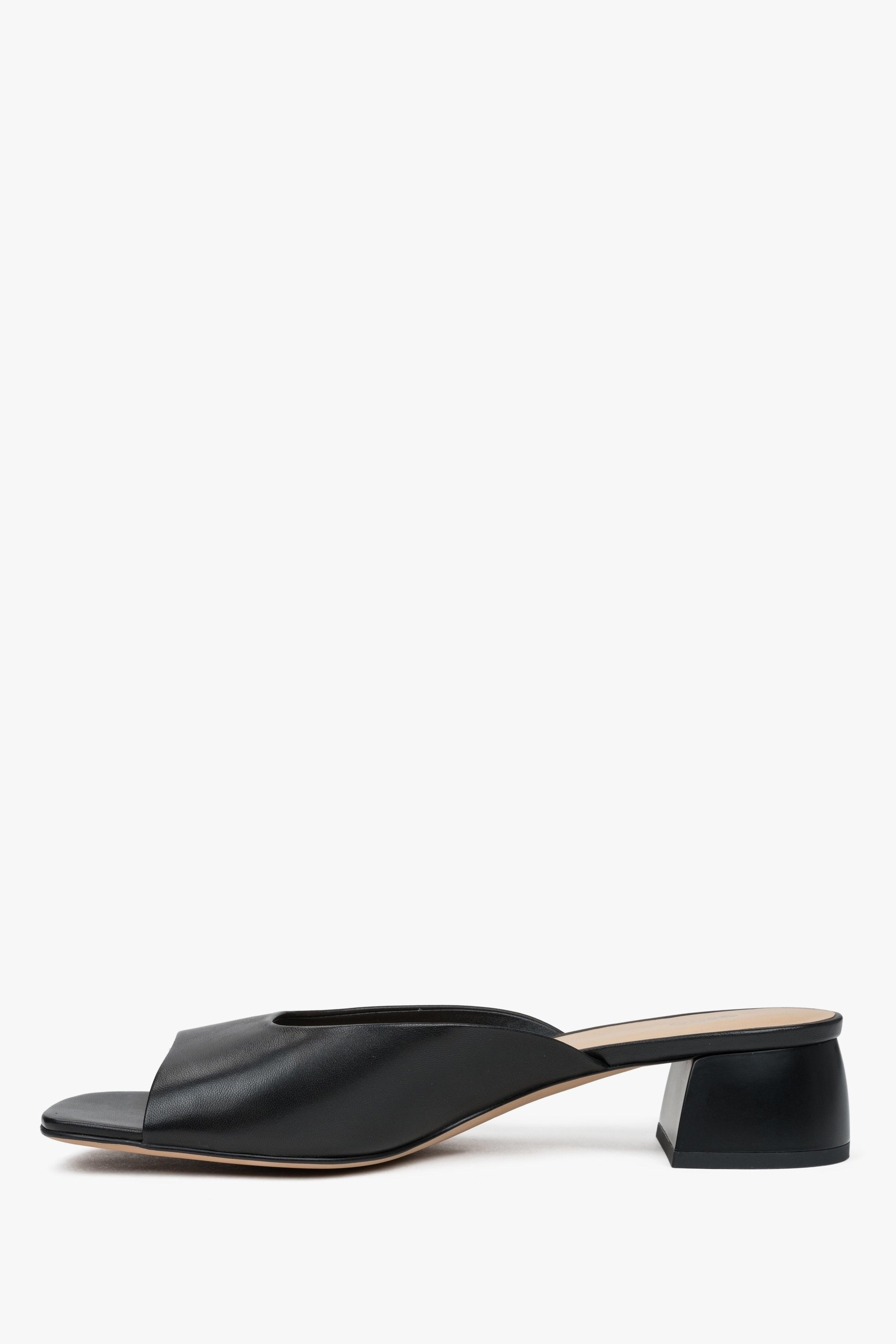 Women’s black leather mules with low heel Estro.