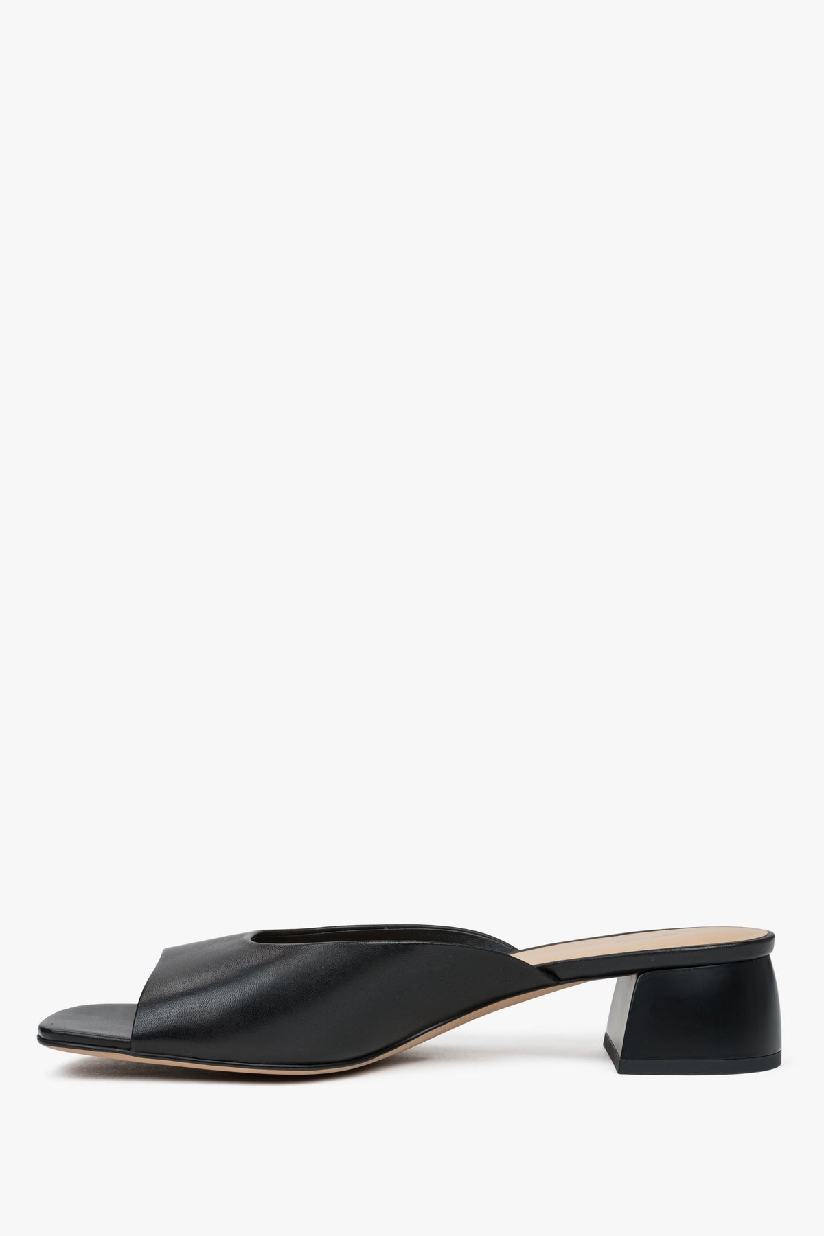Women’s black leather mules with low heel Estro.