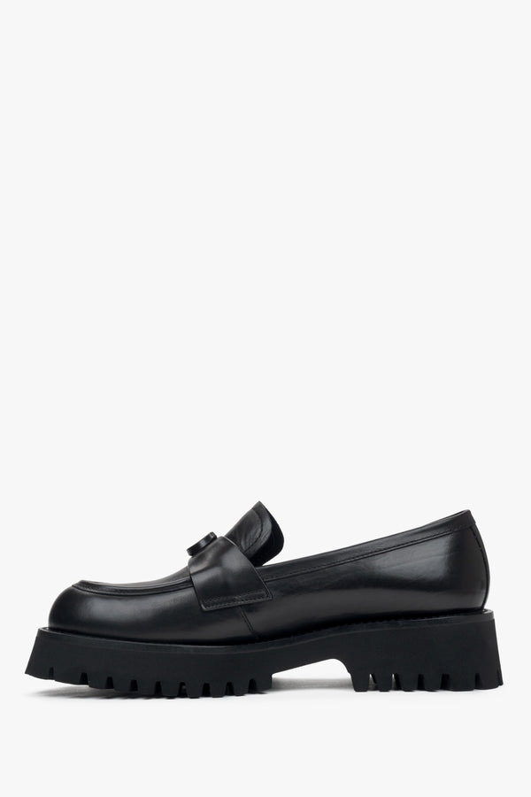 Estro classy penny loafers in black - shoe profile.