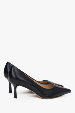 Black pointed-toe low-heeled shoes.
