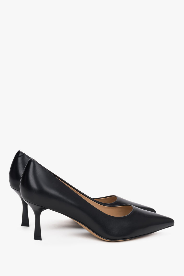 Black pointed-toe low-heeled shoes.