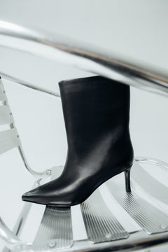 Black leather women's pointed-toe ankle boots with high stiletto heel, Estro.