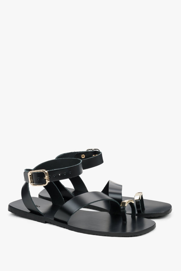 Estro – women’s black leather sandals with a decorative toe ring.