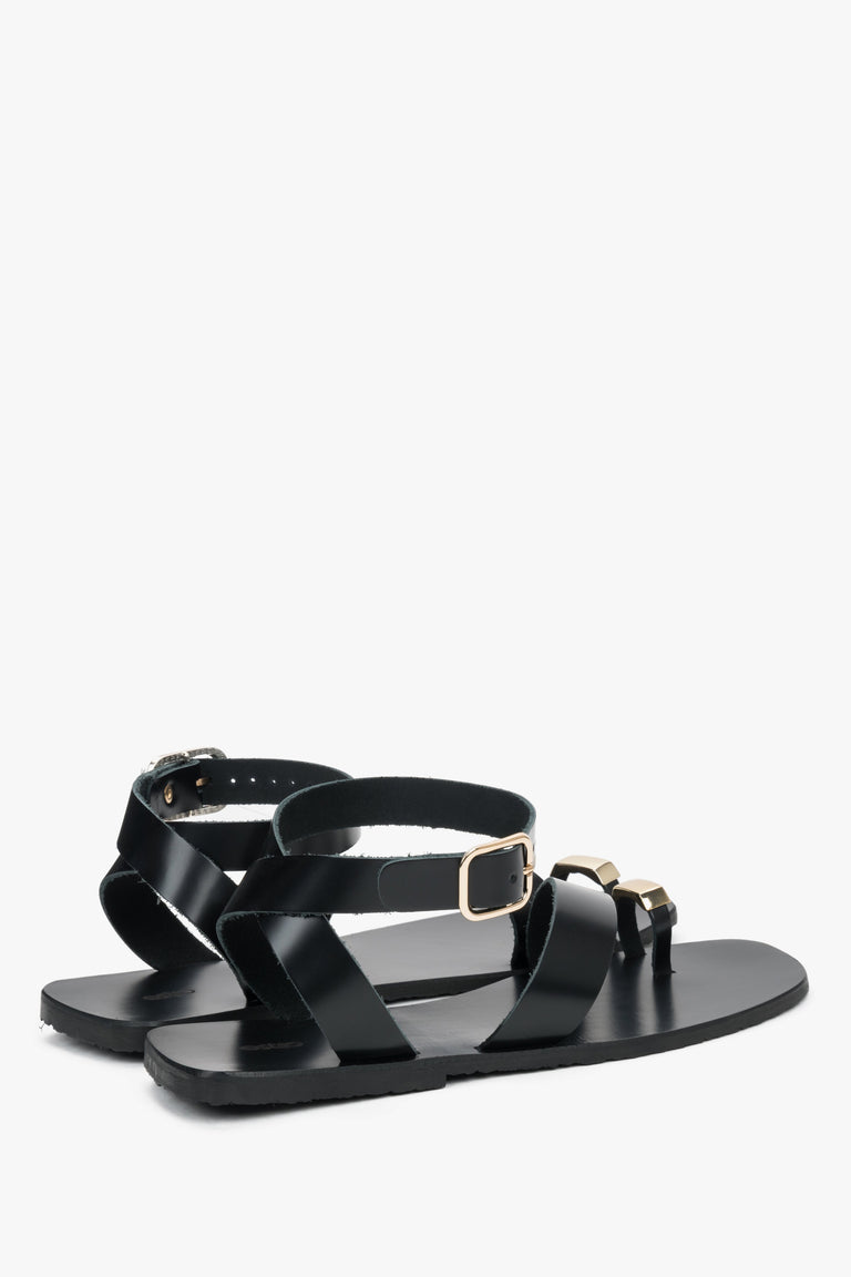 Women’s black sandals made of genuine leather with a decorative toe ring by Estro.