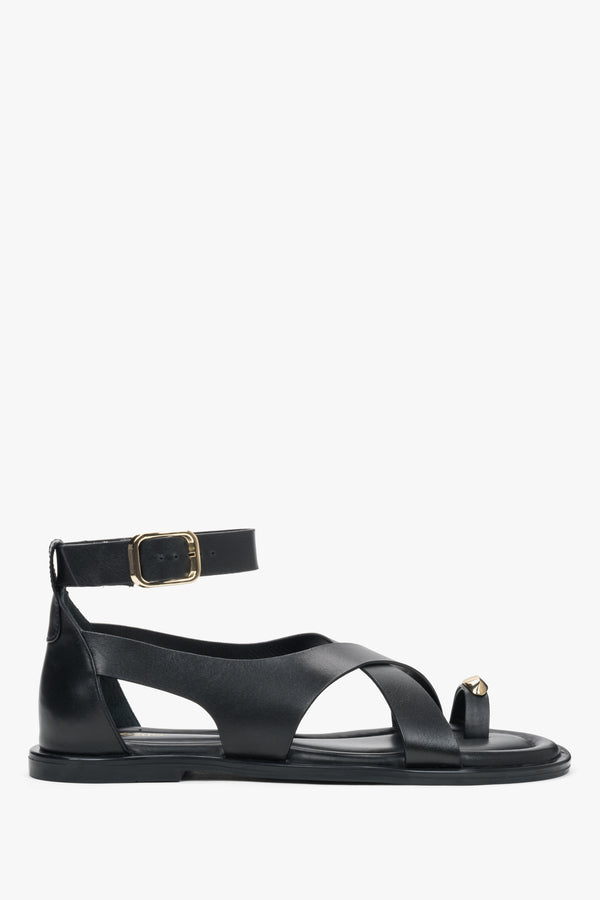 Women’s Black Leather Sandals with Gold Toe Ring Estro ER00119610.