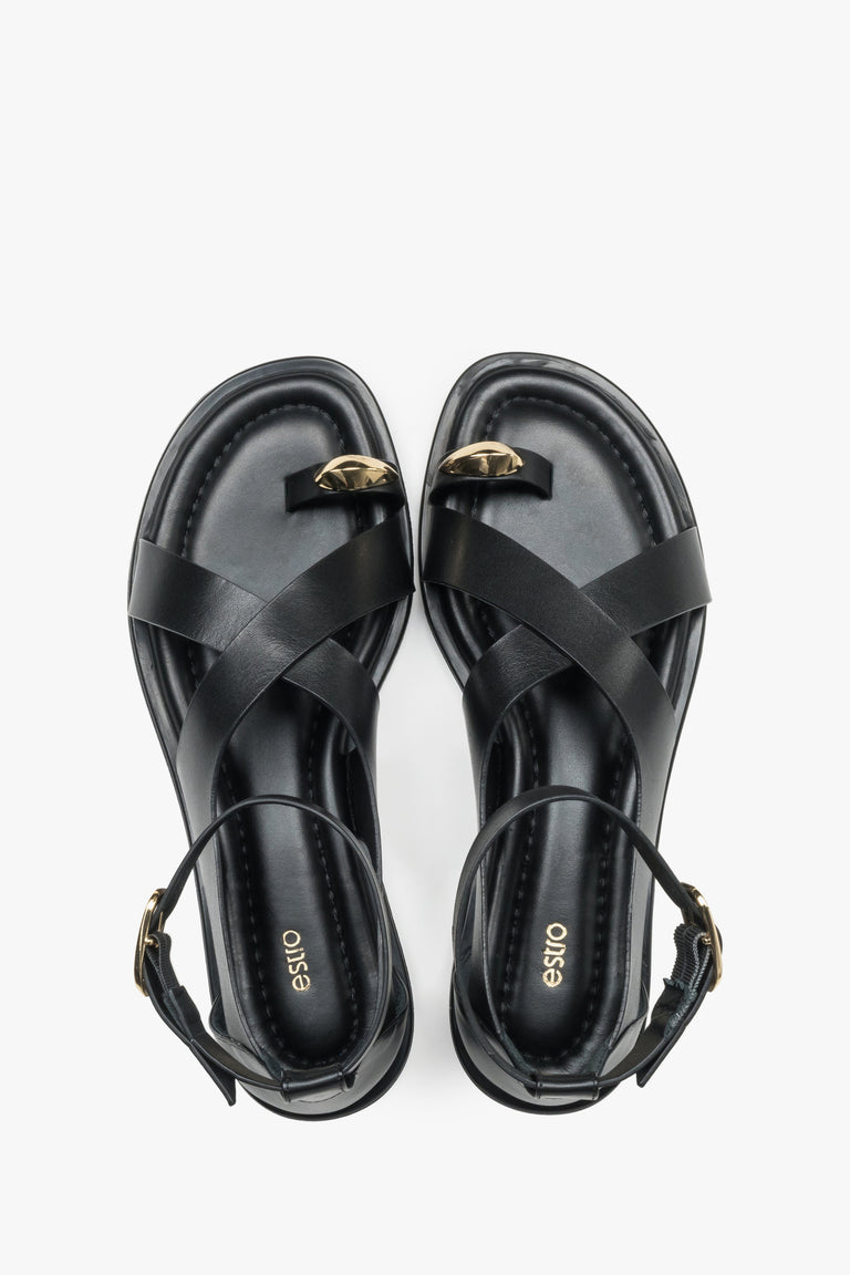 Top view of black leather Estro women’s sandals featuring a gold toe ring detail.