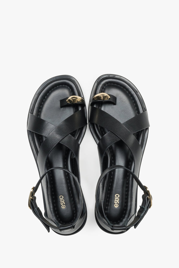Top view of black leather Estro women’s sandals featuring a gold toe ring detail.