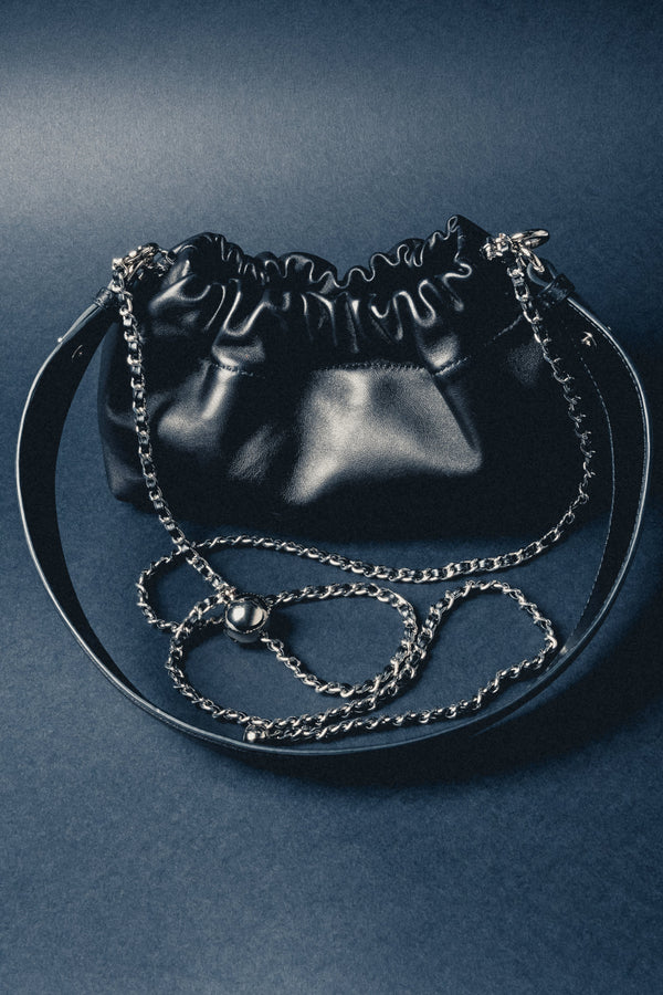 Women's black leather shoulder bag with silver chain by Estro Selection