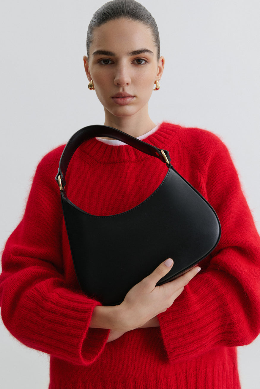 A Timeless Women's Black Shoulder Bag in Italian Genuine Leather.