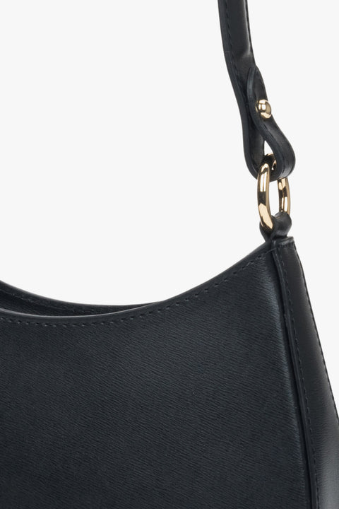 A Timeless Women's Black Shoulder Bag in Italian Genuine Leather.