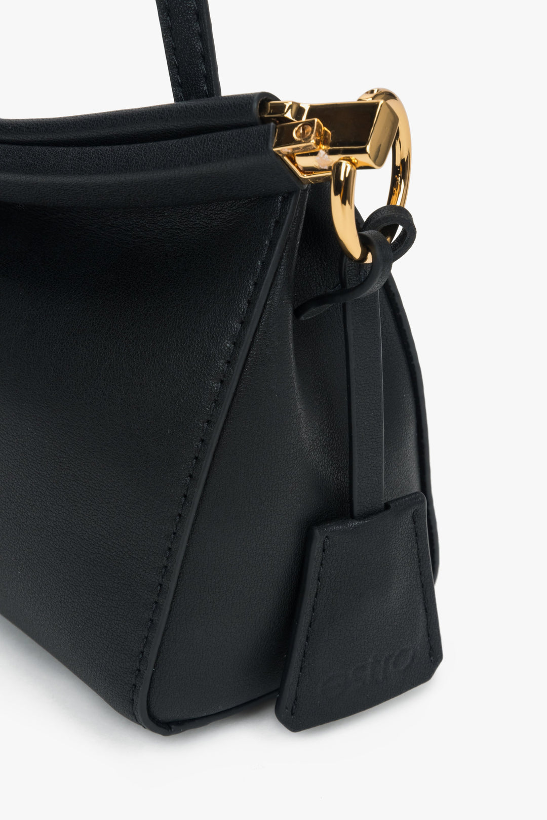 Stylish black shoulder bag featuring a 27 cm handle and gold accents.