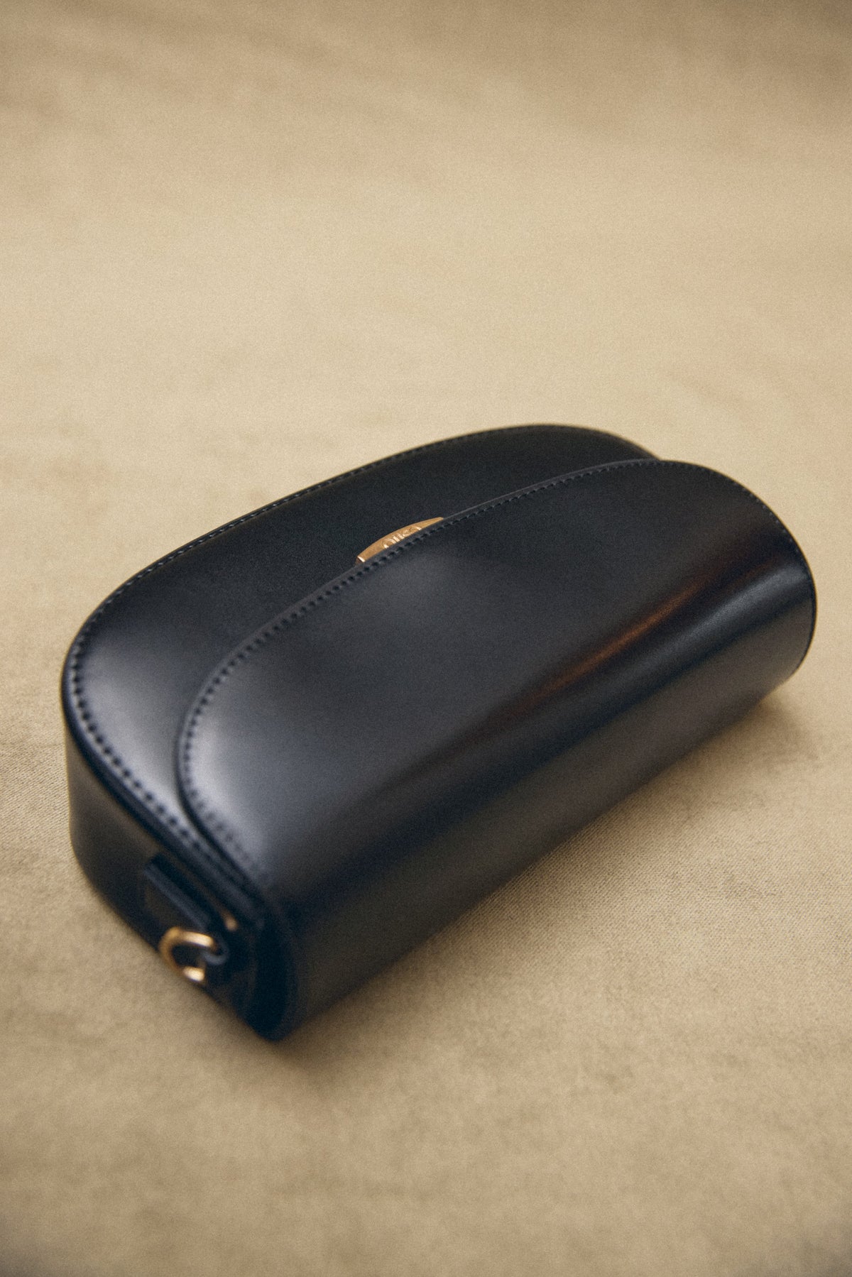 Women's Black Genuine Leather Shoulder Bag in Saddle Shape Estro ER00117259.
