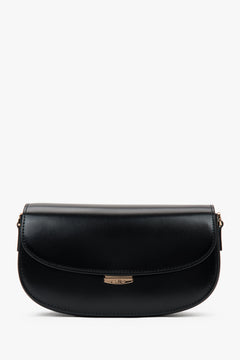 Black women’s shoulder bag in a sleek saddle shape with adjustable strap.