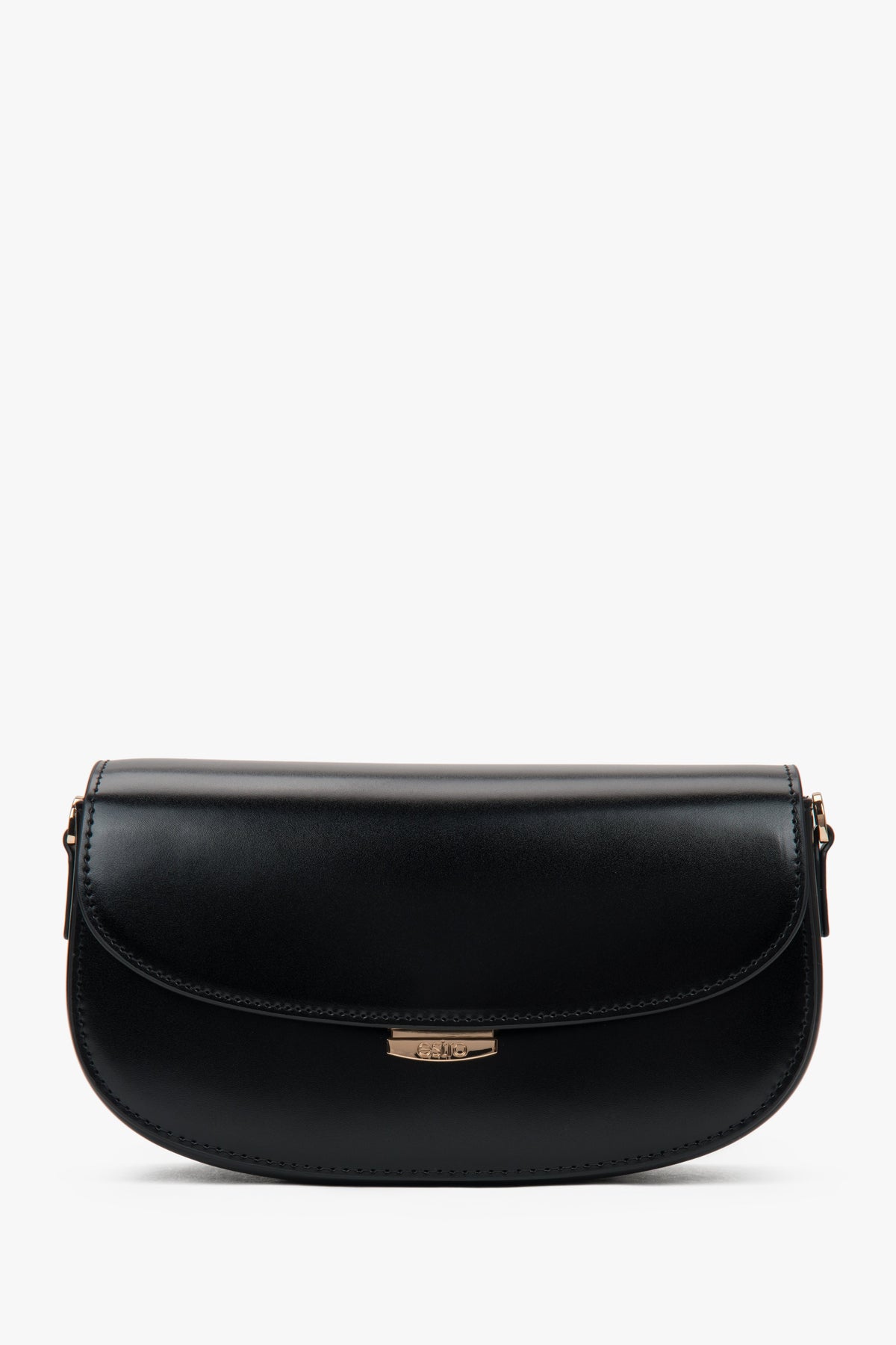 Black women’s shoulder bag in a sleek saddle shape with adjustable strap.