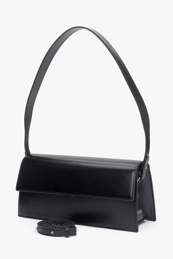 Estro Women's Shoulder Bag in Black Leather, featuring a comfortable strap for all-day wear.