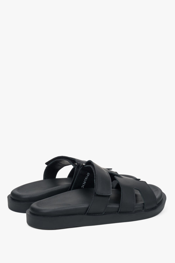 Minimalist black flat sandals Estro for everyday summer wear.