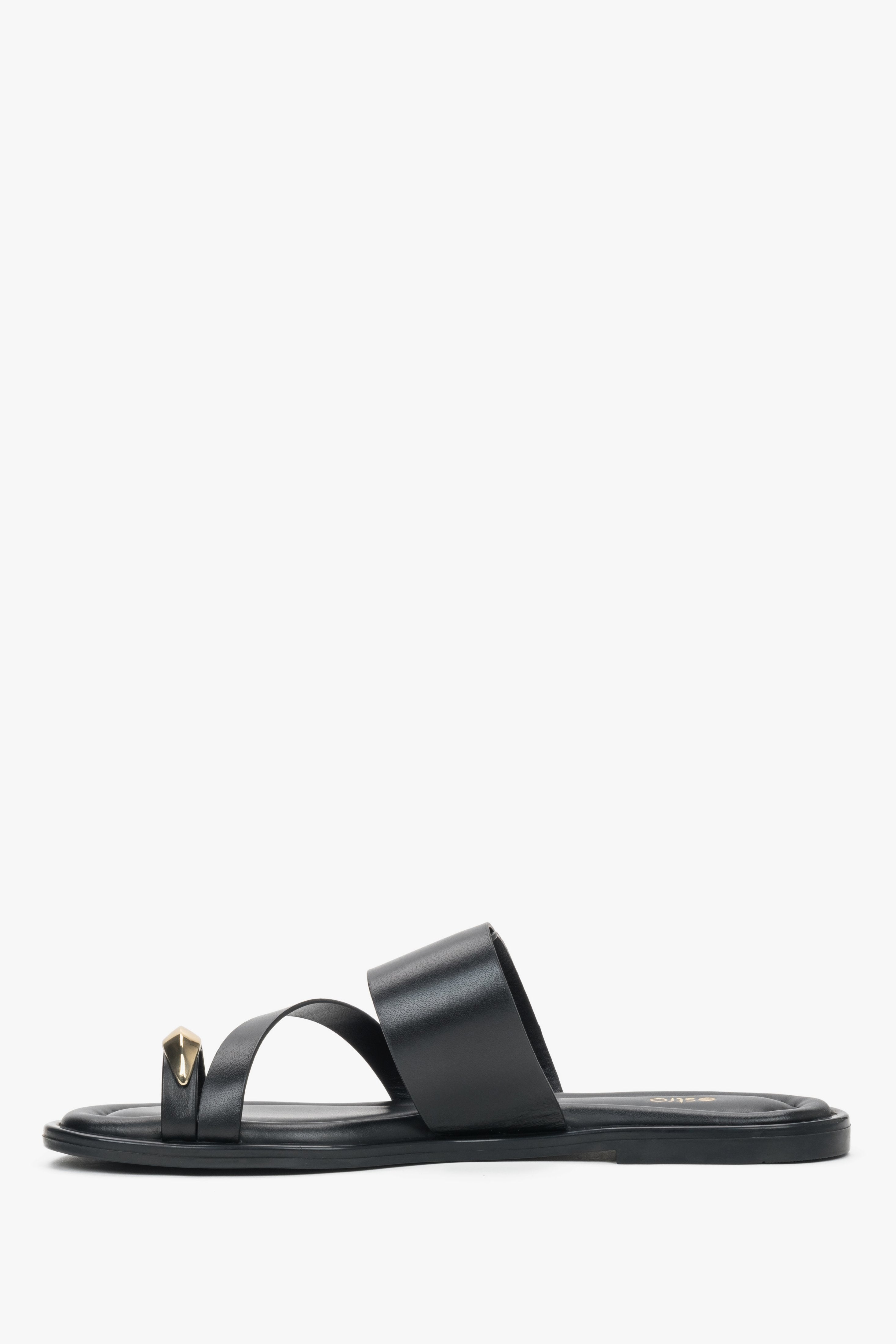 Slip-on women’s mules showcasing a flat, flexible TPU sole and precise finishing of the black leather insole.
