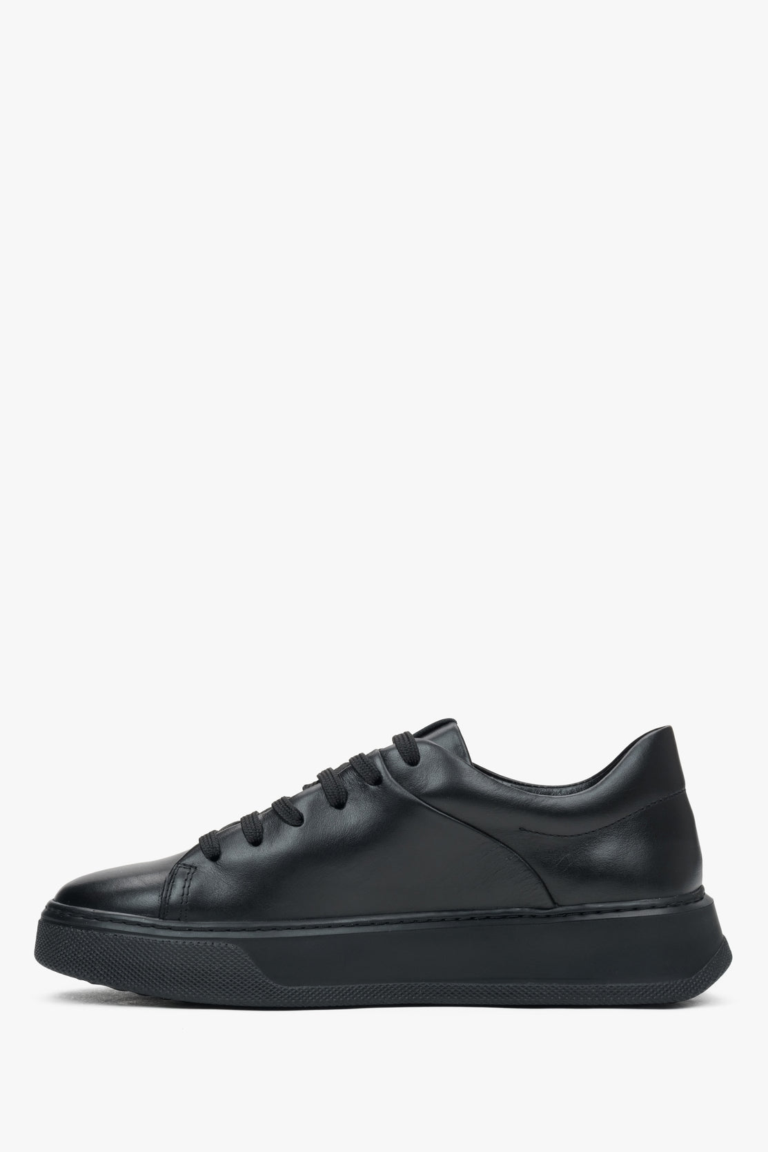 Women's black leather sneakers Estro - shoe profile.
