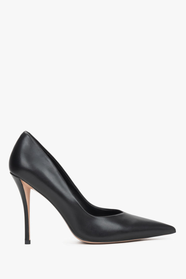 Estro - elegant black leather pumps showcasing a sleek stiletto heel and sharp pointed toe.